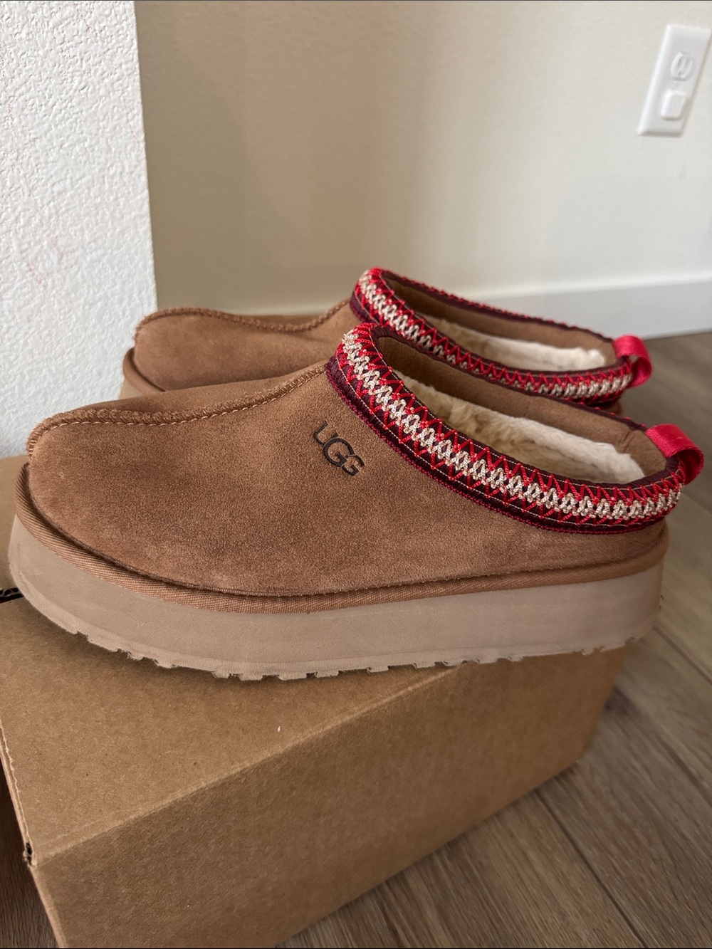 UGG Tazz Chestnut Suede Platform Slippers Women’s Size 9 1122553